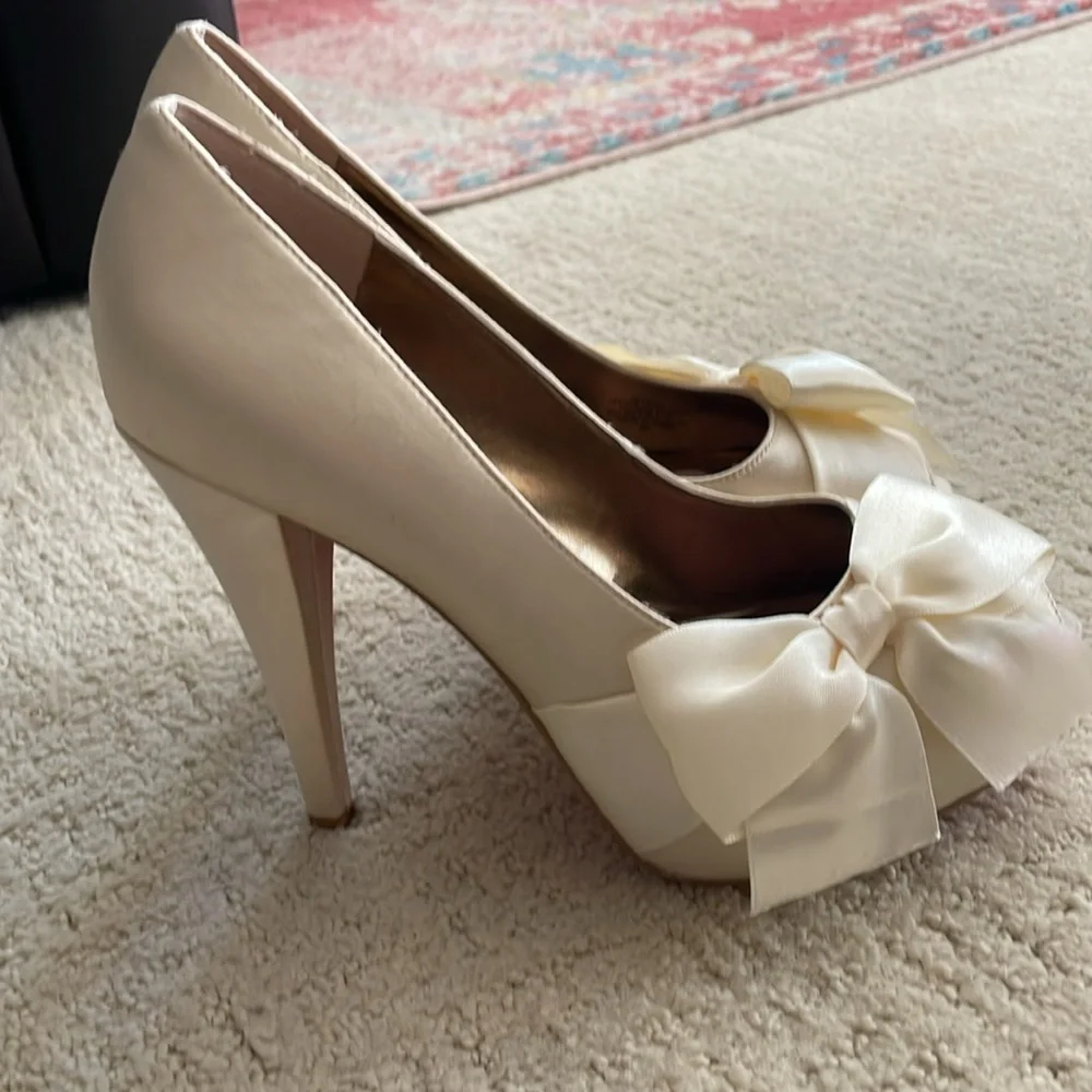NWOT PARIS HILTON absolutely GORGEOUS ivory satin high heels! 6M - Picture 4 of 9
